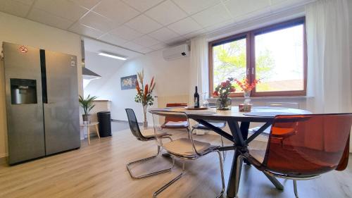 Cremlingen Apartment | CEC-Spezial, 2 Wohnungen nebeneinander, bis 12 Personen, Klimaanlage, Parkplätze