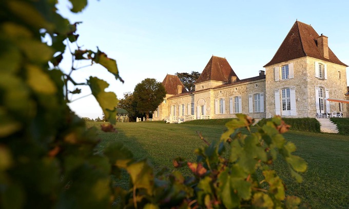 Espiens Cottage | Cedar Cottage in a Exceptional 17th Century Castle in Gascony
