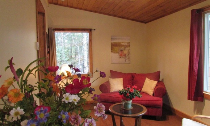 Kaslo Cottage | Cedar Cottage, private & cozy experience