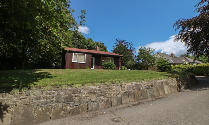 Chesterfield Cottage | CEDAR HOLME, pet friendly, with a garden in Wingerworth