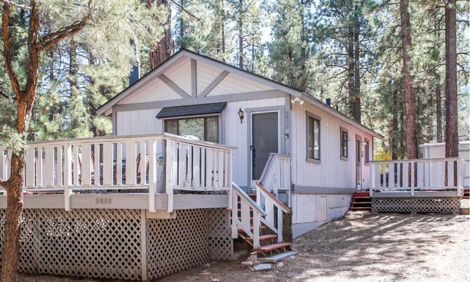 Big Bear House | Cedar Pines - Mountain home in a tree filled neighborhood with WIFI