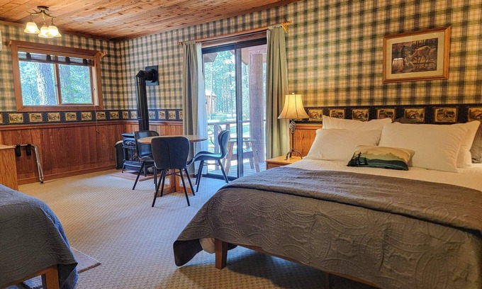 Mazama House | Cedar Plus - large room at The Inn At Mazama