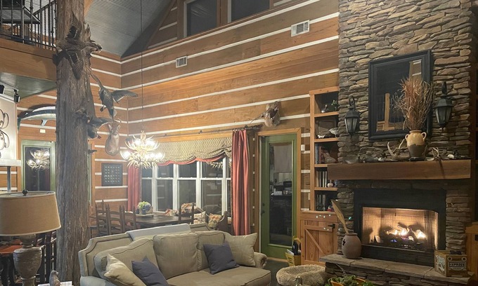 Batesville Cabin | Cedar Point Lodge: Luxury cozy cabin near Oxford, MS