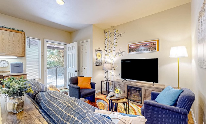Stanwood Apartment | Cedars Hideaway B | Dog-friendly apartment in Stanwood with a fire table