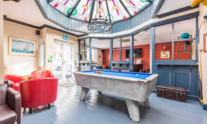 Portsmouth House | Celebration Venue - Hot Tub and Spa hire Sleeps 30