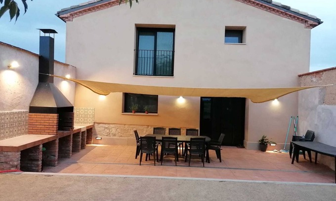 Ivars D'Urgell Cottage | Centennial farmhouse with views of the natural area of l'Estany d'Ivars i Vila-sana!
