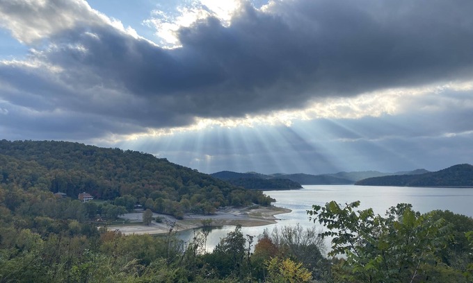 Silver Point Cabin | CENTER HILL XL CABIN min to I-40 Lake views all year walkable Hurricane Marina