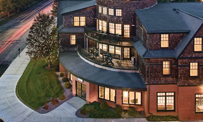 The Point Resort | Center of Newport and the boat show