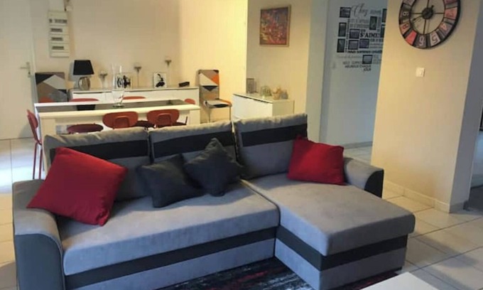 Pierrefonds Apartment | Center Pierrefonds superb quiet apartment + parking lot