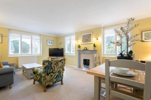 Cheltenham Apartment | Central 1 Bedroom Apartment with Parking