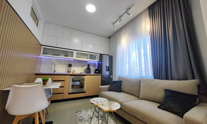 Pogradec Apartment | Central apartment just 20m from the lake – balcony with lake & park view