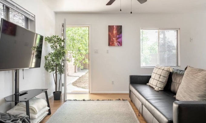 Phoenix Apartment | Central Apartment w/full washer and dryer