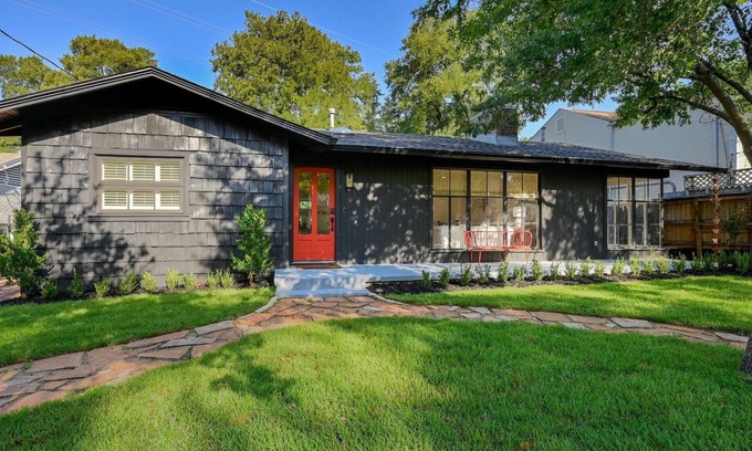 Old West Austin House | Central Austin home located minutes to UT & downtown
