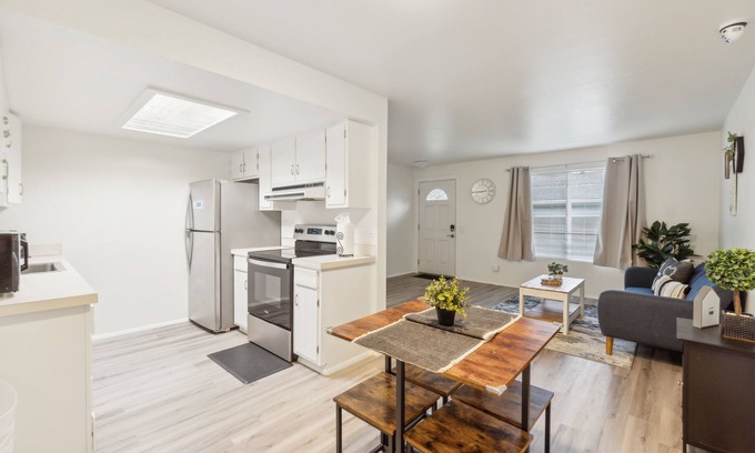 Lake Hills House | Central Bellevue Guesthouse 2 Bedroom Duplex