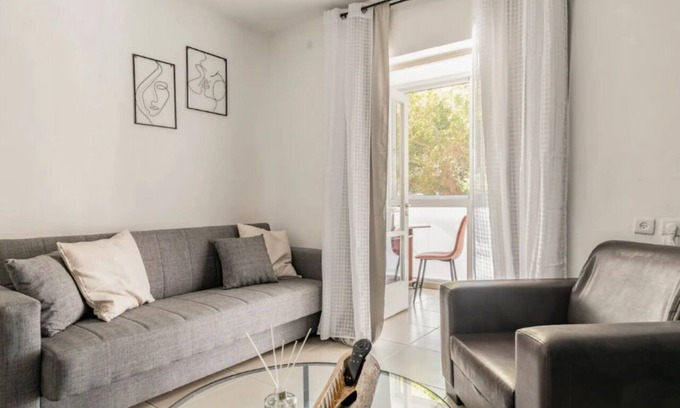 Haifa Apartment | Central & Calm Oasis, Fast Fiber WiFi, Free Parking, Free Netflix, 6 Guests