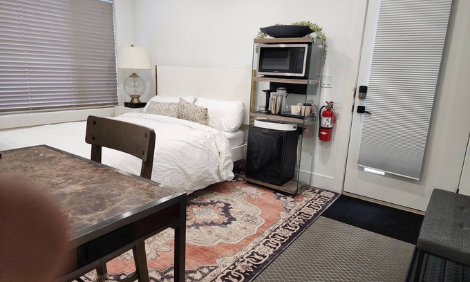 Kensington House | Central Downtown Private Entrance suite