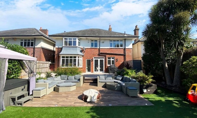 Bournemouth House | Central Elegance: Chic Family Abode with Lush Garden for kids, BBQ, and Hot Tub