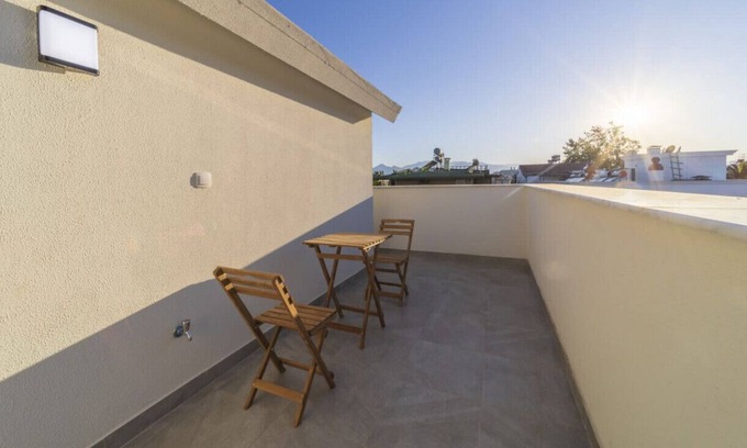 Eski Lara Apartment | Central Flat with Balcony and Terrace in Muratpasa