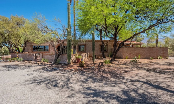 Oracle Foothills Estates House | Central Foothills 3 bed 3 bath Private Hacienda with Amazing Views and Pool
