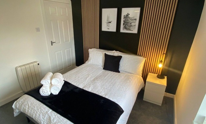 Peterhead Apartment | Central, free parking, free Netflix, stylish