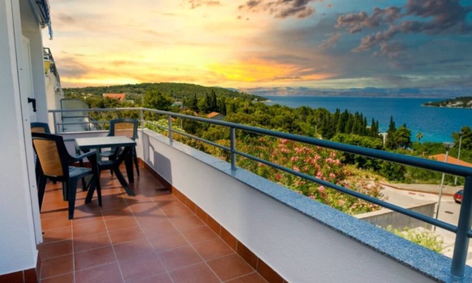 Necujam Apartment | Central Gem: Sea-View Hideaway + Parking