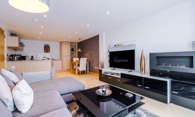 Leeds City Center Apartment | Central Leeds 2BR/2BA Wi-Fi Kitchen Sleeps 5