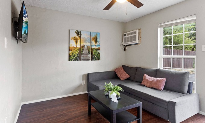 Central Arlington Apartment | Central Location!★ 2BR w/kitchen ★ExperiencedHosts