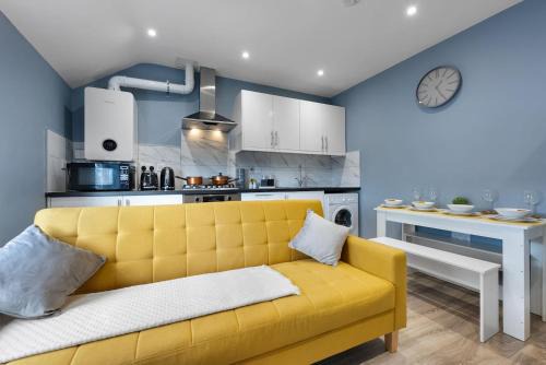 Bedford Apartment | Central Location I King Size Bed Work stays