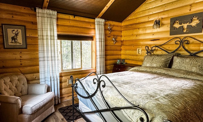 Moose Pass Cabin | Central location with WiFi in charming Moose Pass.
