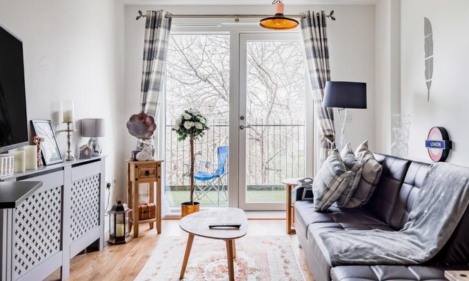 Lansbury Apartment | Central Location with Canal Views