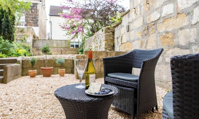 Upper Town Apartment | Central maisonette with garden