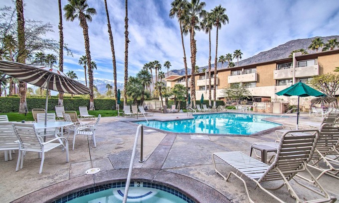 Downtown Palm Springs Condo | Central Palm Springs Resort Condo w/2 Balconies