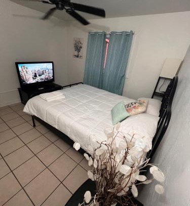 Downtown Phoenix House | Central Phoenix Value Stay Blue Room