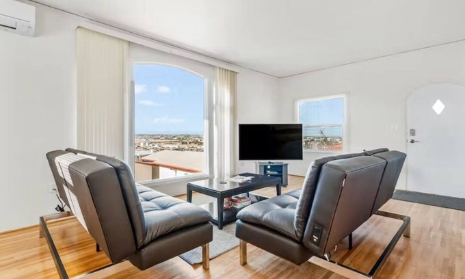 Middletown Apartment | Central San Diego 2BD/1BTH w/Hilltop View of the Bay