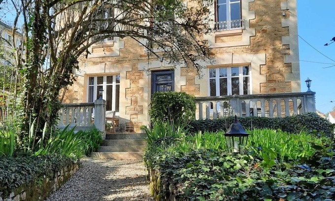 Sarlat-la-Caneda House | CENTRAL SARLAT, DETACHED HOUSE, HEATED POOL, PARKING, WiFI, EXCELLENT REVIEWS