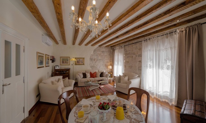 Old Town Apartment | Central Square "Stone Pearl Heritage" Luxury Suite In The Palace