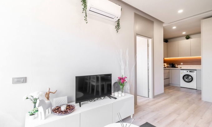 Lara Apartment | Central Studio w Balcony 10 min to Lara Beach