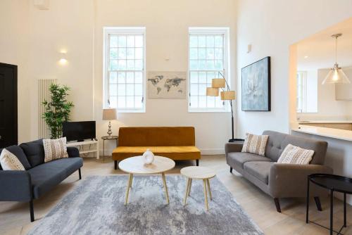 Tadworth Apartment | Central Tadworth Flat - Split- level 2BDR