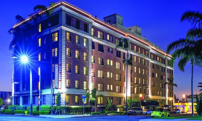 Park West Resort | Central to many attractions and sights!