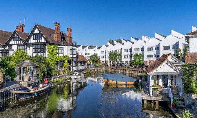 Marlow House | Central Townhouse with Parking I Pass The Keys