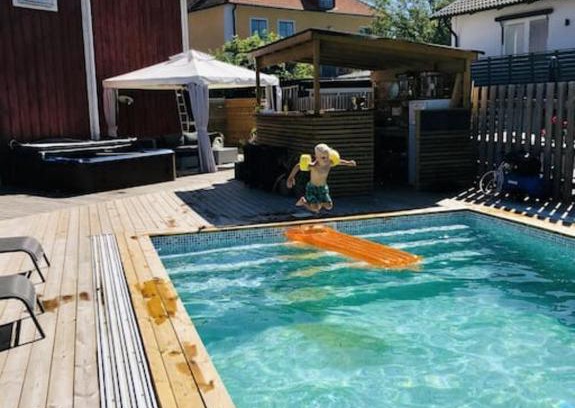 Kalmar Villa | Central villa med extra allt. Pool, Bastu, Utekök