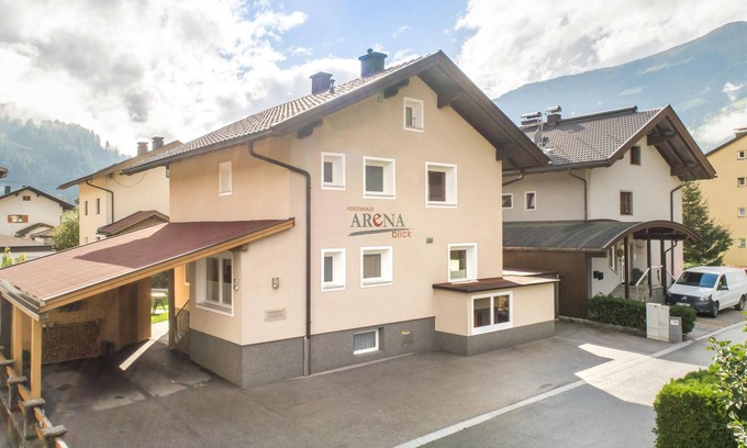 Zell am Ziller House | Centrally located holiday home with a garden