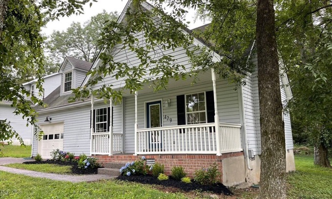 Gallatin House | CENTRALLY LOCATED - 4 bedroom- Hancock House - Pet Friendly. 1 gig internet.