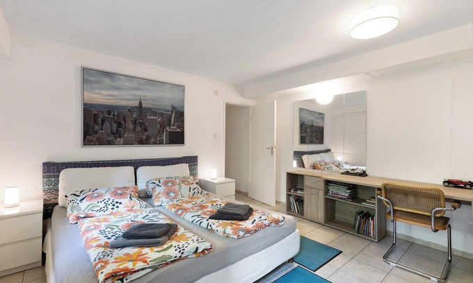 Charlottenburg-Wilmersdorf Apartment | Centrally Located and Quiet Trade Fair Apartment Berlin