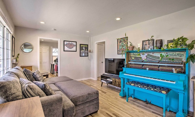 Delmar Parkway House | Centrally Located Aurora Home w/Covered Patio