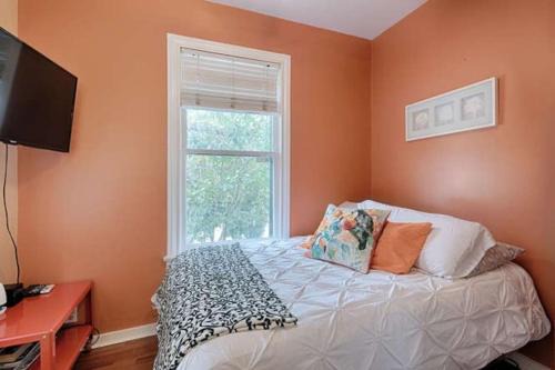 Clarksville Apartment | Centrally located Cozy Tiny Loft, Near ACL, SXSW, Zilker, 6th Street