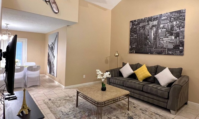 Northeast Houston House | Centrally located Houston Retreat! Sleeps 8, 10 Min to Downtown, Free Parking!