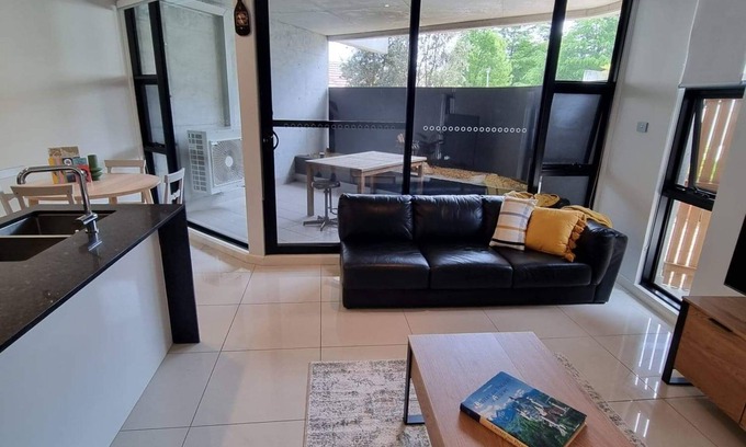 Yarralumla Apartment | CENTRALLY LOCATED IN YARRALUMLA, PERFECT FOR BUSINESS OR LEISURE.