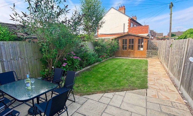 Hornsea House | Centrally-located seaside holiday home with parking space and private garden