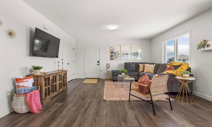 Pincher Creek House | Centre Peak View | Perfect for Families | Sleeps 9
